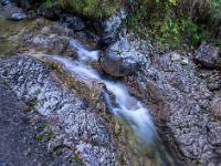 Runde Felskugel an schmalem Bachfluß über Felswand - Klausgraben